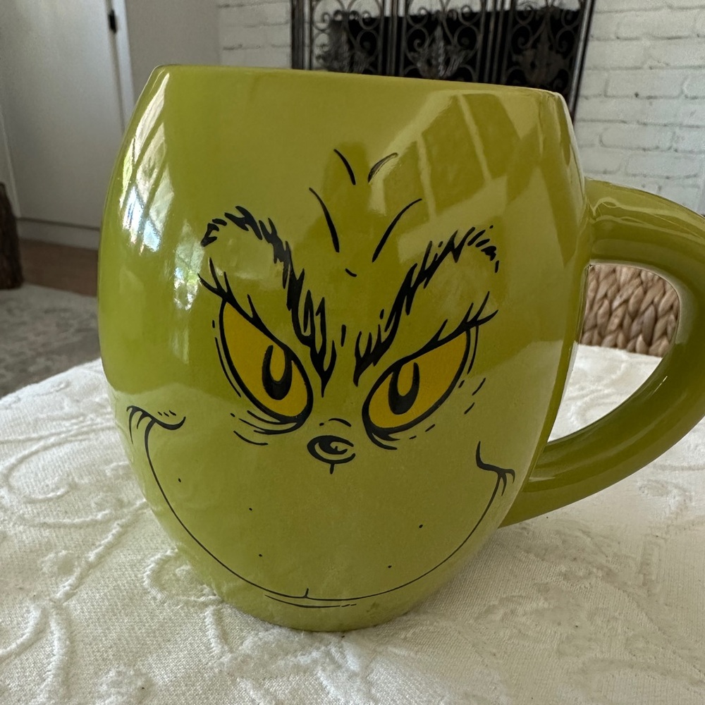 Dr. Seuss The Grinch Naughty or Nice ceramic mug.